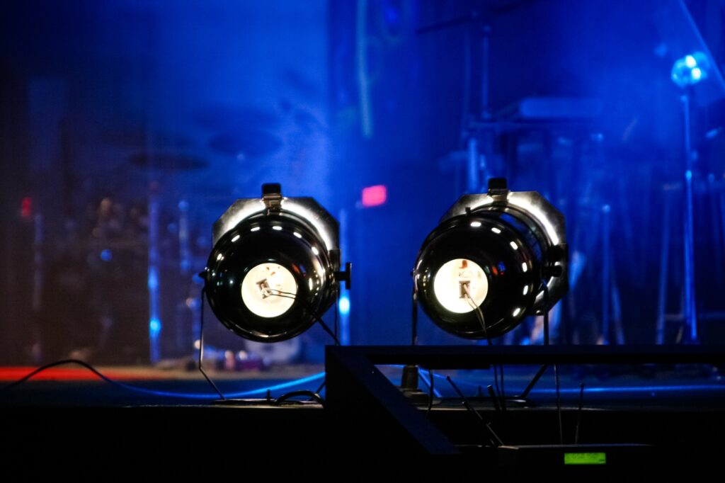 Jogo de luz azul num show musical.